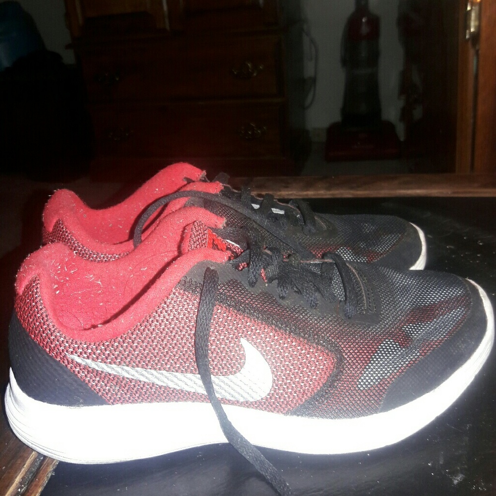 Boys nike shoes look bn worn few times